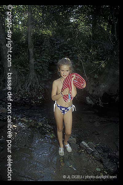 petite fille au bord de l'eau - little girl at the water's edge